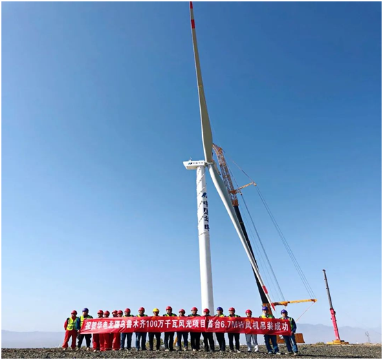 新疆首台陆上单机容量最大风电机组吊装成功